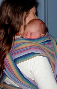 inkaburphold Front Cross Carry - Newborn Burp Hold